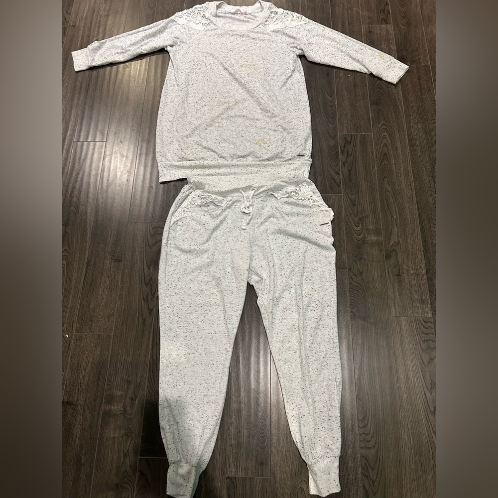 La Vie En Rose Women's Pajama Set in Light Gray